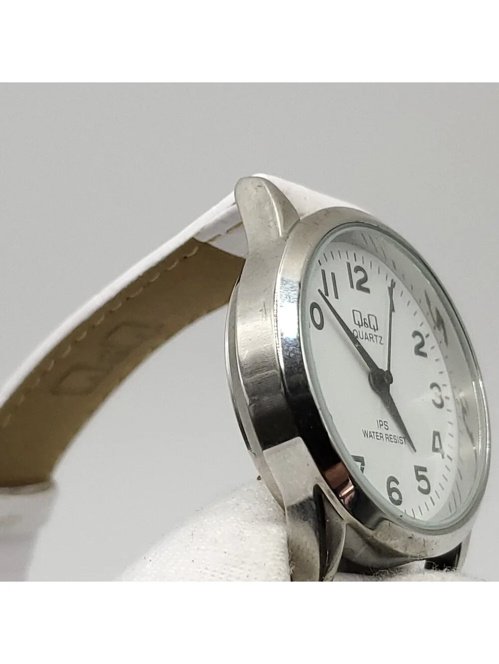 Q&Q Quartz Womens Watch 30mm White Leather Band New Battery